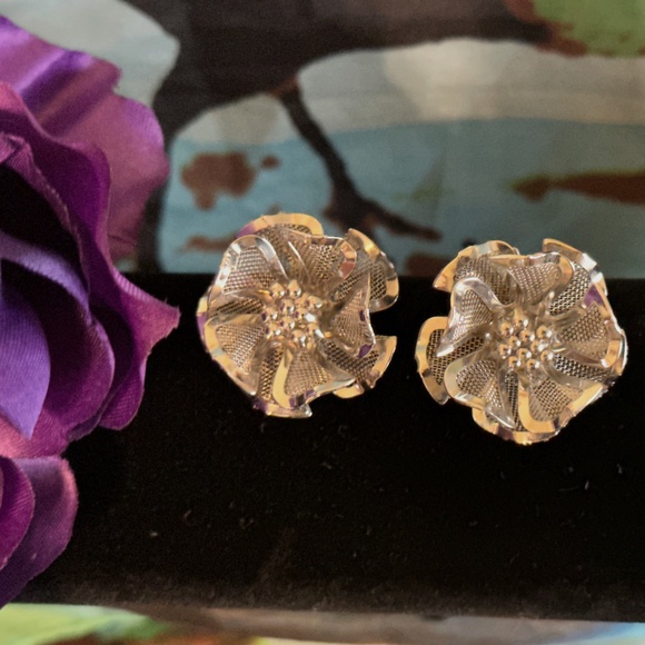 Vintage Silver-tone Flower Mesh Filigree Clip-on Earrings signed BED - Picture 2 of 8